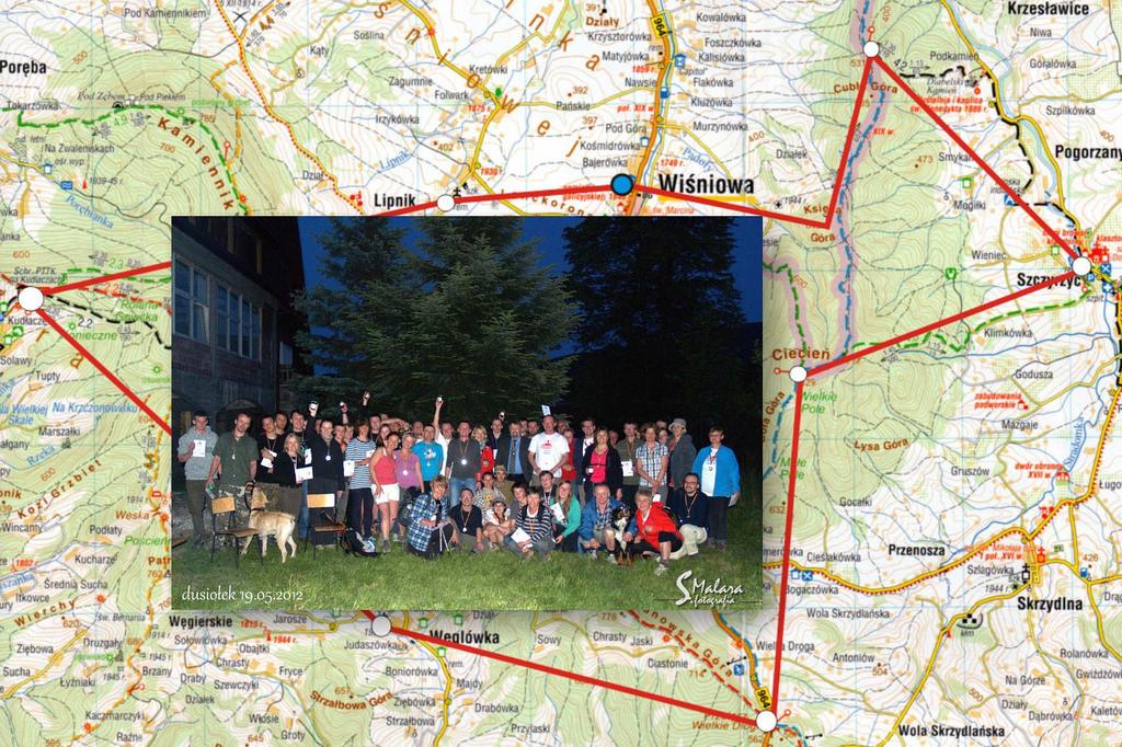 I się zaczęło! Dnia 19-05-2012 roku o godzinie 8:00 po odprawie wystartowali zawodnicy na Dusiołka Górskiego (po raz trzeci) na trasę liczącą 38 km z bazy czyli z Zajazdu w Wiśniowej.
