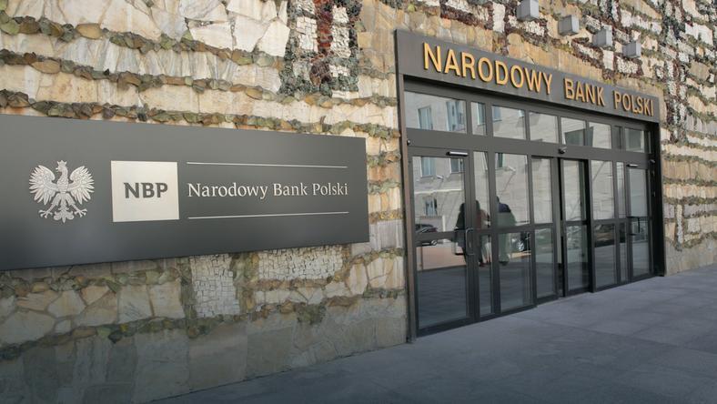 1) Bank Centralny w Polsce Narodowy Bank Polski System dwuszczeblowy Funkcje: emisyjna,