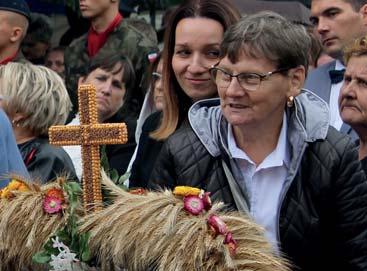 Na placu przed koziebrodzką świątynią przedstawiciele poszczególnych
