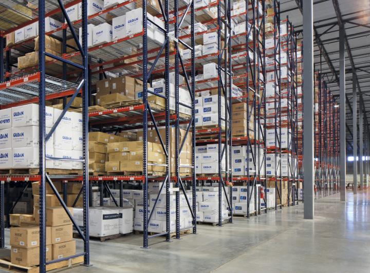Najważniejsze z nich to duże moce produkcyjne i duża liczba regionalnych dystrybutorów, co sprawia, że jest w stanie zagwarantować dostawę odpowiedniej ilości materiałów w uzgodnionym terminie.