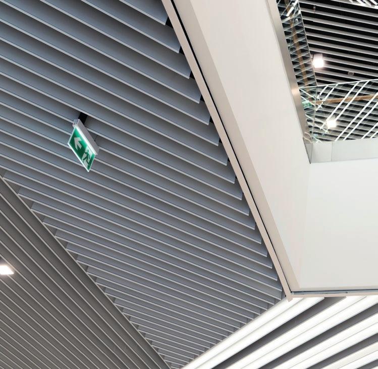 Galeria handlowa Rondo Wiatraczna, Warszawa Projekt: FS&P Arcus Produkt: Sufit listwowy LH1 kolor biały Sufit listwowy LH3 kolor biały Rondo Wiatraczna shopping centre,