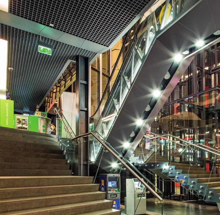 Galeria handlowa MM, Poznań Projekt: Studio ADS Produkt: Open Cell Aluminiowe zabudowy pionowe typu VARIO Przestrzenne elementy ozdobne żyletki MM Shopping Centre, Poznan