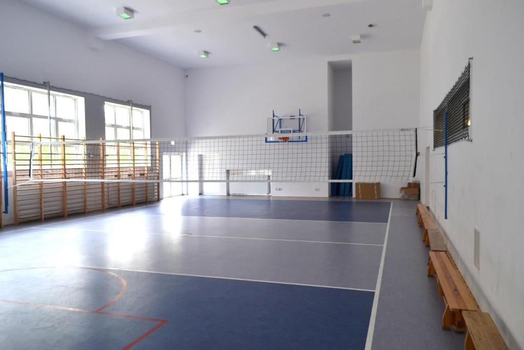 W budynku znajdują się następujące pomieszczenia: portiernia, szatnia odzieży wierzchniej, pomieszczenie