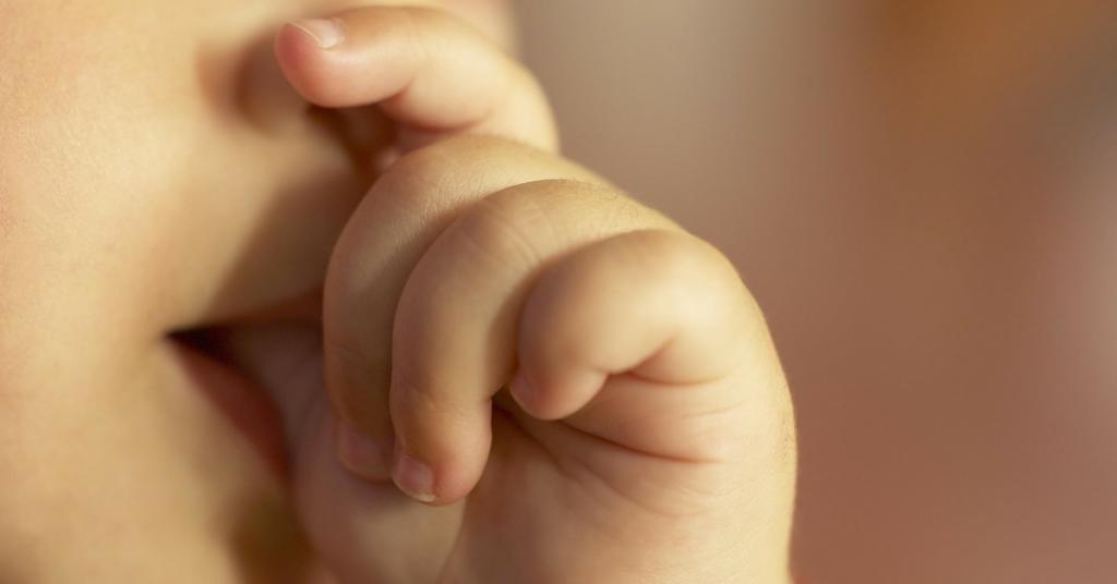 Krótka przygoda z nakładką Dr. Thumb Chyba każdy rodzić, którego dziecko z wielkim upodobaniem ssie kciuk, zastanawia się co i w którym momencie poszło nie tak. U nas też nie było inaczej.