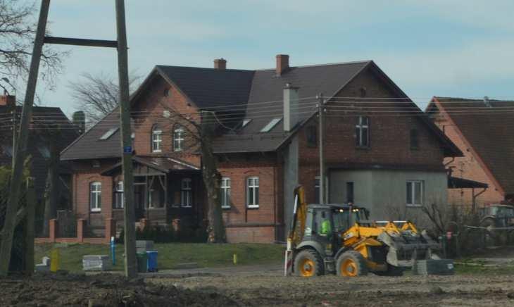 Poprzez dopuszczenia i ograniczenia plan miejscowy będzie chronił poniższe budynki. ul. Nowa 1 budynek gospodarczy; ul. Długa 30 budynek gospodarczy; ul. Długa 30 budynek mieszkalny; ul.