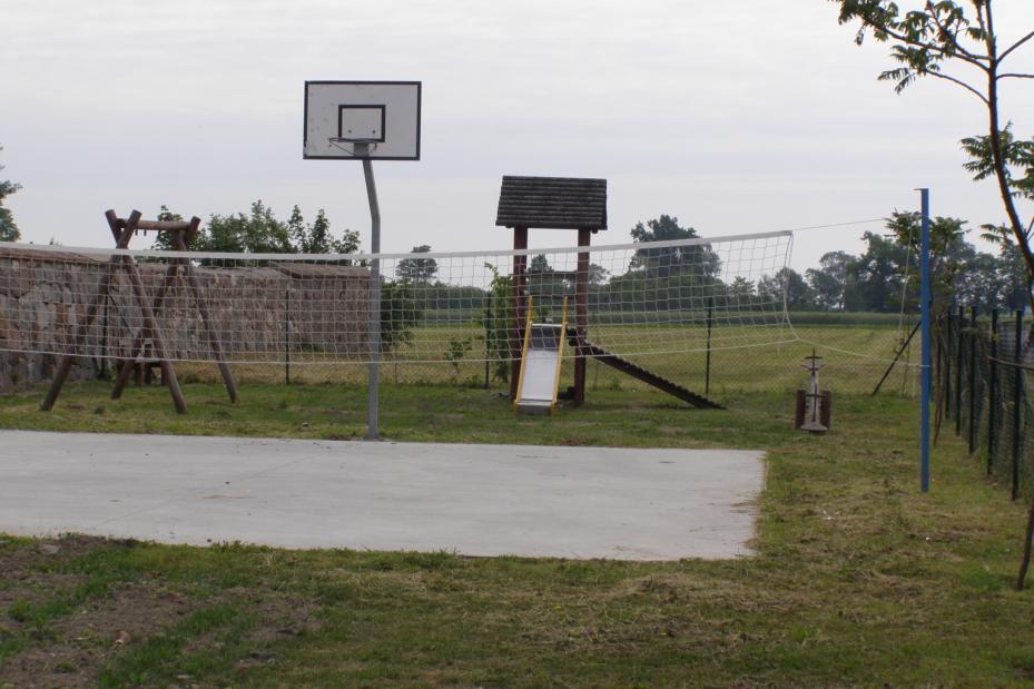 Plac zabaw i boisko sportowe. Ocena mocnych i słabych stron Krzekotowic. Mieszkańcy wsi Krzekotowice dokonali oceny silnych i słabych stron swojej miejscowości oraz szans i zagrożeń.