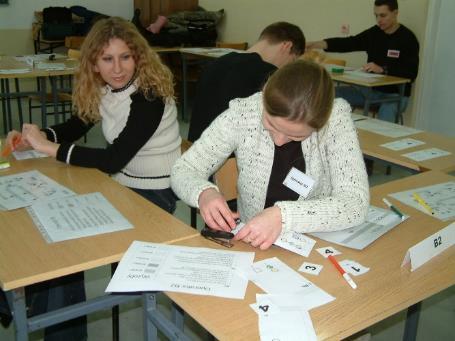 formularze, identyfikatory dla uczestników, prezentacja PPT gry, materiały