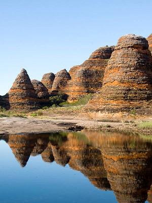 Skalna fala Nieopodal miasta Hyden, na obrzeżu rolniczego regionu w Australii Zachodniej, znajduje się ogromna formacja skalna,