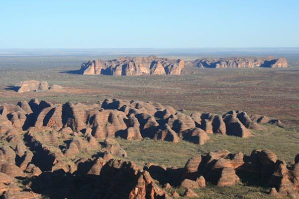 Na jej północnym krańcu wznosi się pochyła, stercząca 15 m nad otaczającą ją równiną skała, zwana Wave Rock (Skalną Falą).