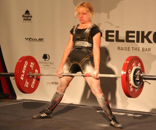 Japonka jednak zaliczyła 135 kg w trzecim podejściu, uzyskując 375 kg, a na ten wynik trzeba by podnieść 157,5 kg, co było zbyt dużym ciężarem.
