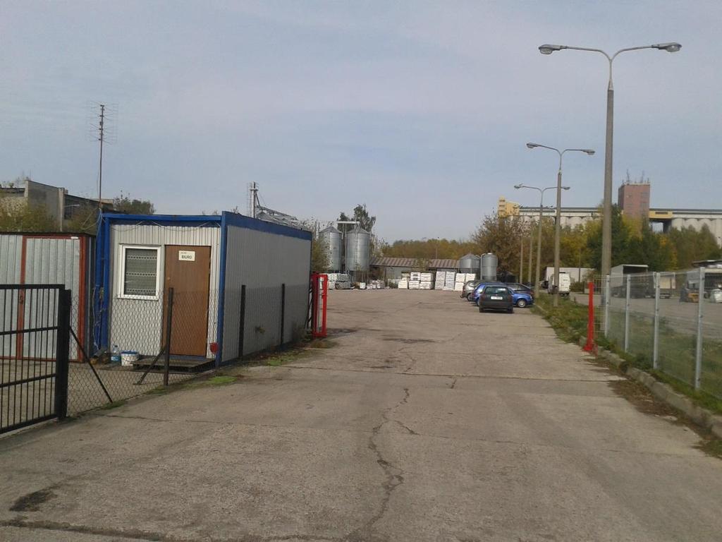Zdjęcie 6. Niezagospodarowany teren przy budynku socjalnym w Ogorzelicach Źródło: Fotografia ResPublic sp. z o.o. 2.8. Zasięgi przestrzenne obszaru do rewitalizacji Zgodnie z rozdziałem 5, pkt 1, lit.