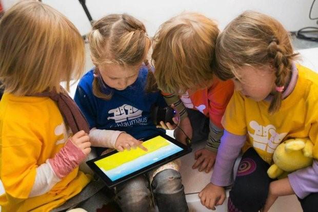 Reguluj jasność i kontrast ekranu w zależności od potrzeb. Od stojącego do ciebie tyłem monitora powinno cię dzielić więcej niż 80 cm! Po 30 minutach pracy zrób sobie małą przerwę!