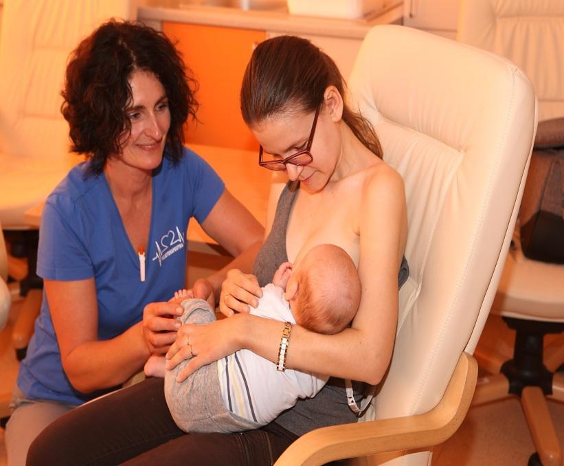 Wizyta u fizjoterapeuty w ramach projektu może też mieć wyraz czysto edukacyjny. Można się na niej dowiedzieć np. jak prawidłowo nosić, podnosić, przebierać czy przewijać noworodka, jak go uspokoić.