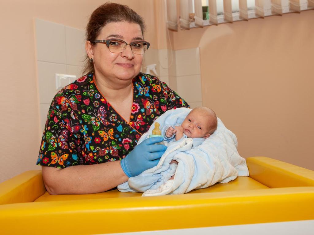 od tego, czy dziecko jest wcześniakiem czy pochodzi z ciąży donoszonej, czy poród był fizjologiczny, czy przez cięcie cesarskie, co ma duży wpływ na integrację sensoryczną, czyli na odbiór bodźców i