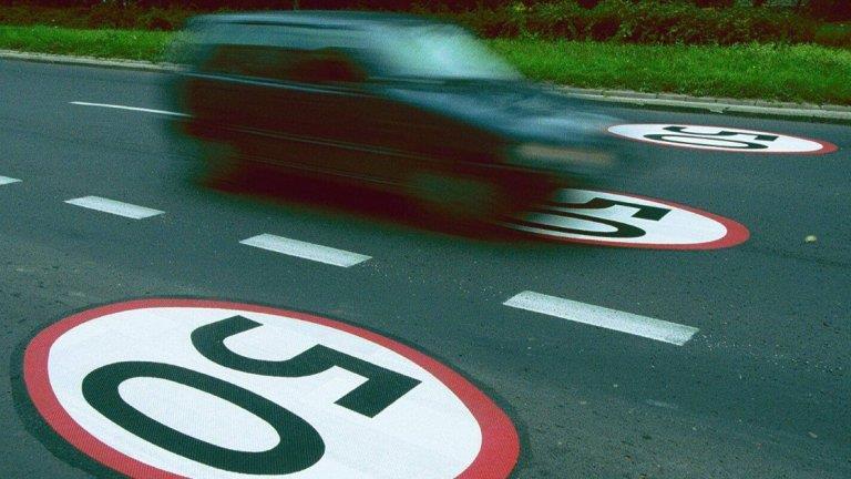 Prawie połowa kierowców w Polsce przekracza dozwolone limity prędkości, a nadmierna, bądź niedostosowana do