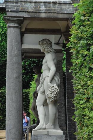 Zainspirowany włoskimi pałacami, sam zaprojektował drugie skrzydło budynku, które w rzeczywistości wygląda jak osobny budynek. Oba skrzydła rezydencji łączy wyjątkowy łuk w stylu włoskiego baroku.
