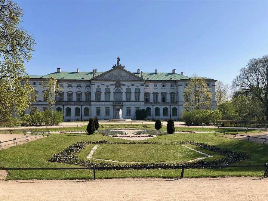 OPINIE I POMYSŁY Zieleń W kontekście Ogrodu Krasińskich uwaga uczestników warsztatu koncentrowała się na stworzeniu izolacyjnego pasa zieleni wysokiej (szpaleru wysokich drzew i niższych krzewów), by