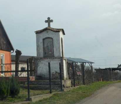in zieleń wysoka, średnia, zbiorniki wodne, pastwiska przydomowe); ochrona zabytkowej zieleni wysokiej (drzew) znajdującej się w obrębie strefy; zachowanie historycznej struktury przestrzennej układu