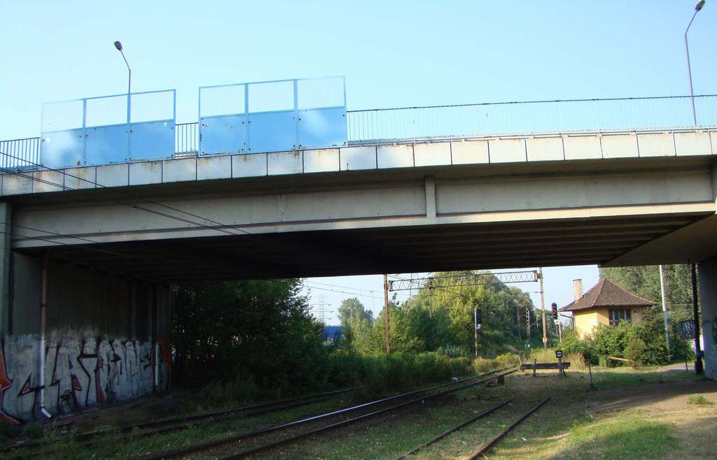 nad linią kolejową i drogą dojazdową w Rybniku