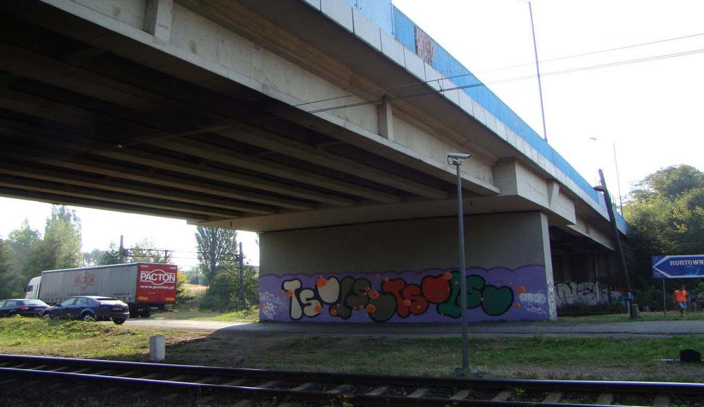 nad linią kolejową i drogą dojazdową w Rybniku