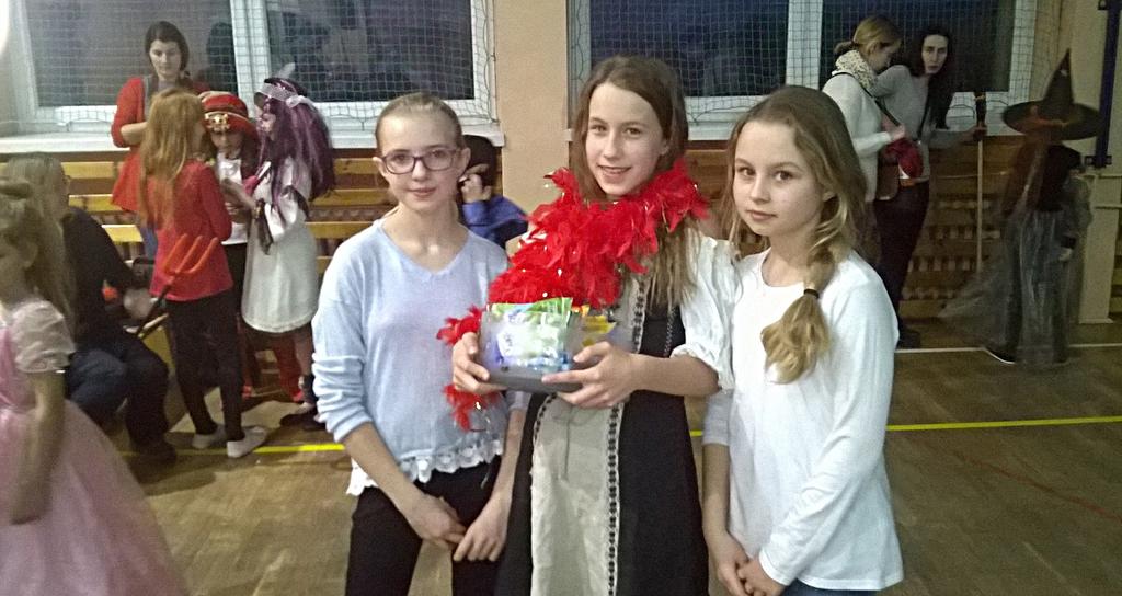 ZABAWA KARNAWAŁOWA 2019 W NASZEJ SZKOLE słodkościami i szalem:)