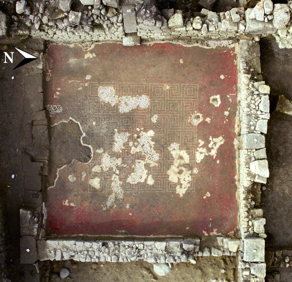 ROKSANA CHOWANIEC fig. 4. Aerial photo of the room no. 6 with remains of a mosaic (photo by M. Bogacki, Archaeological Mission of Akrai) Ryc. 4. Zdjęcie z powietrza pomieszczenia nr 6 z mozaiką (fot.