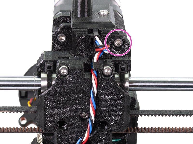Złącze jest zabezpieczone zawleczką, która po podłączeniu do sensora musi być skierowana w lewo.