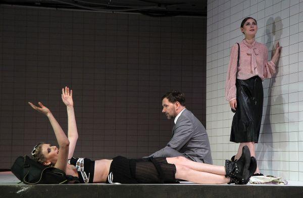 Teatr przed rewolucją 5 pokazywany na Festiwalu Nowego Teatru w Rzeszowie, są kolejne zaproszenia, m. in. na Warszawskie i na Olsztyńskie Spotkania Teatralne.
