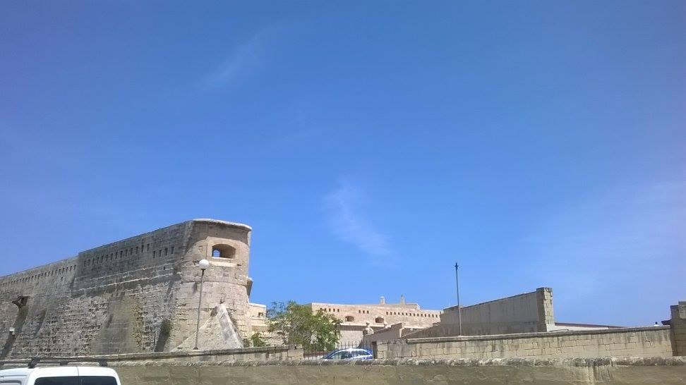 Fortyfikacje w pobliżu głównej bramy Valetty. W Valeccie widać też ślady Imperium Brytyjskiego.