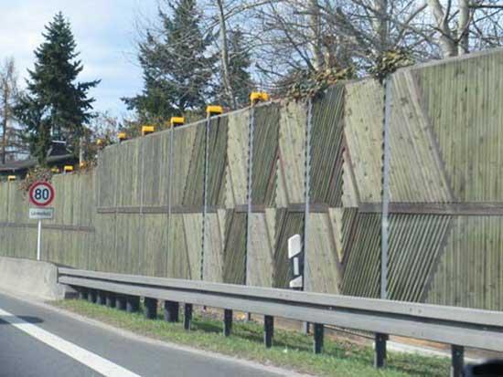 Informacja o stosowaniu automatycznej kontroli prędkości na dłuższym odcinku autostrady A1 (Holandia) Informacja tego typu bez wyraźnego wskazywania miejsc