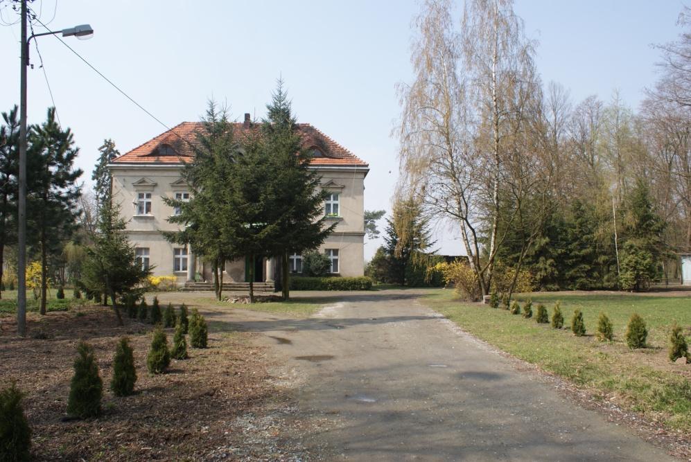 2.2. Zasoby kulturowe 2.2.1. Zespół rezydencjalny Na terenie miejscowości znajdował się zespół rezydencjalny.