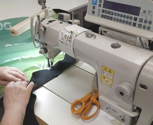 Wykorzystywane materiały są bardzo elastyczne i po nałożeniu na ramę rozprostowują się.