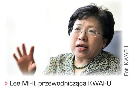 przemiany demokratyczne, zapoczątkowane pod koniec 1987 roku niecałe dwa lata wcześniej niż w Polsce.