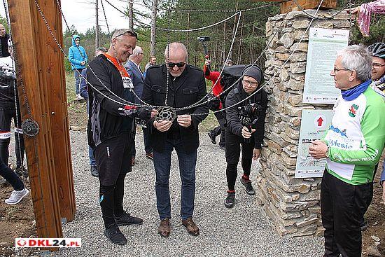 Włodarz Stronia Śląskiego Dariusz Chromiec otwiera osobliwą wstęgę na bramie singletracka Okazuje się, że to nie jest wszystko.