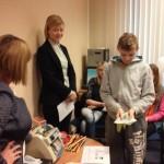 działalności gospodarczej. W ramach zajęć wzięliśmy udział w dwóch wyjazdach edukacyjnych. Odwiedziliśmy Bank PeKaO S.A. I Oddział w Międzychodzie, w którym pod bacznym okiem p. Anny Borowiak i p.