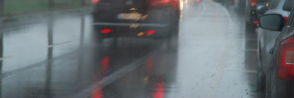 opadów oznacza dla kierujących samochodami, że należy poruszać się ze wzmożoną ostrożnością i zdjąć nogę z dźwigni przyspieszenia.