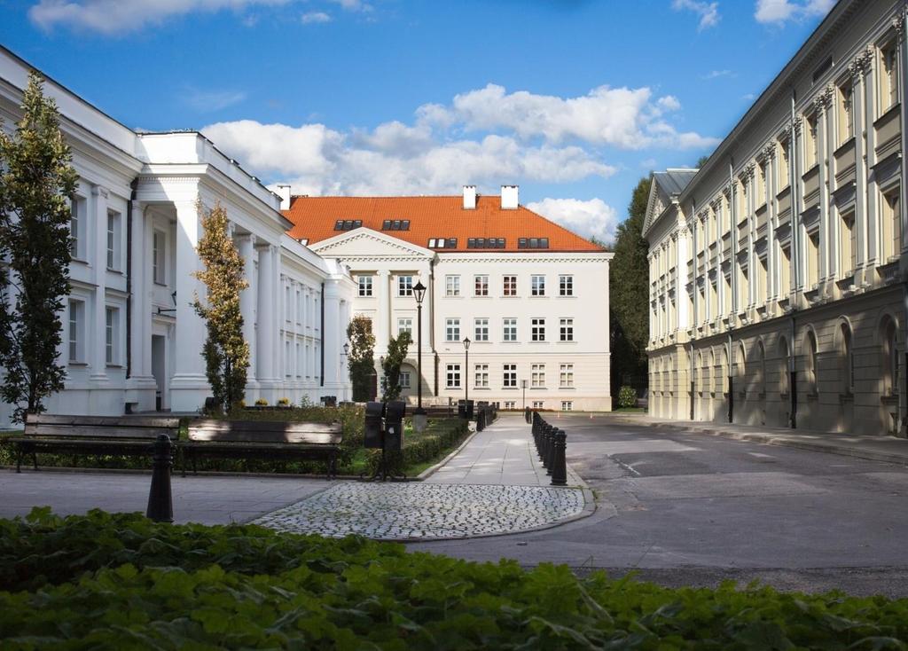 Na UW studiowało 5 późniejszych laureatów Nagrody Nobla: Henryk Sienkiewicz, Czesław Miłosz Literacka Nagroda