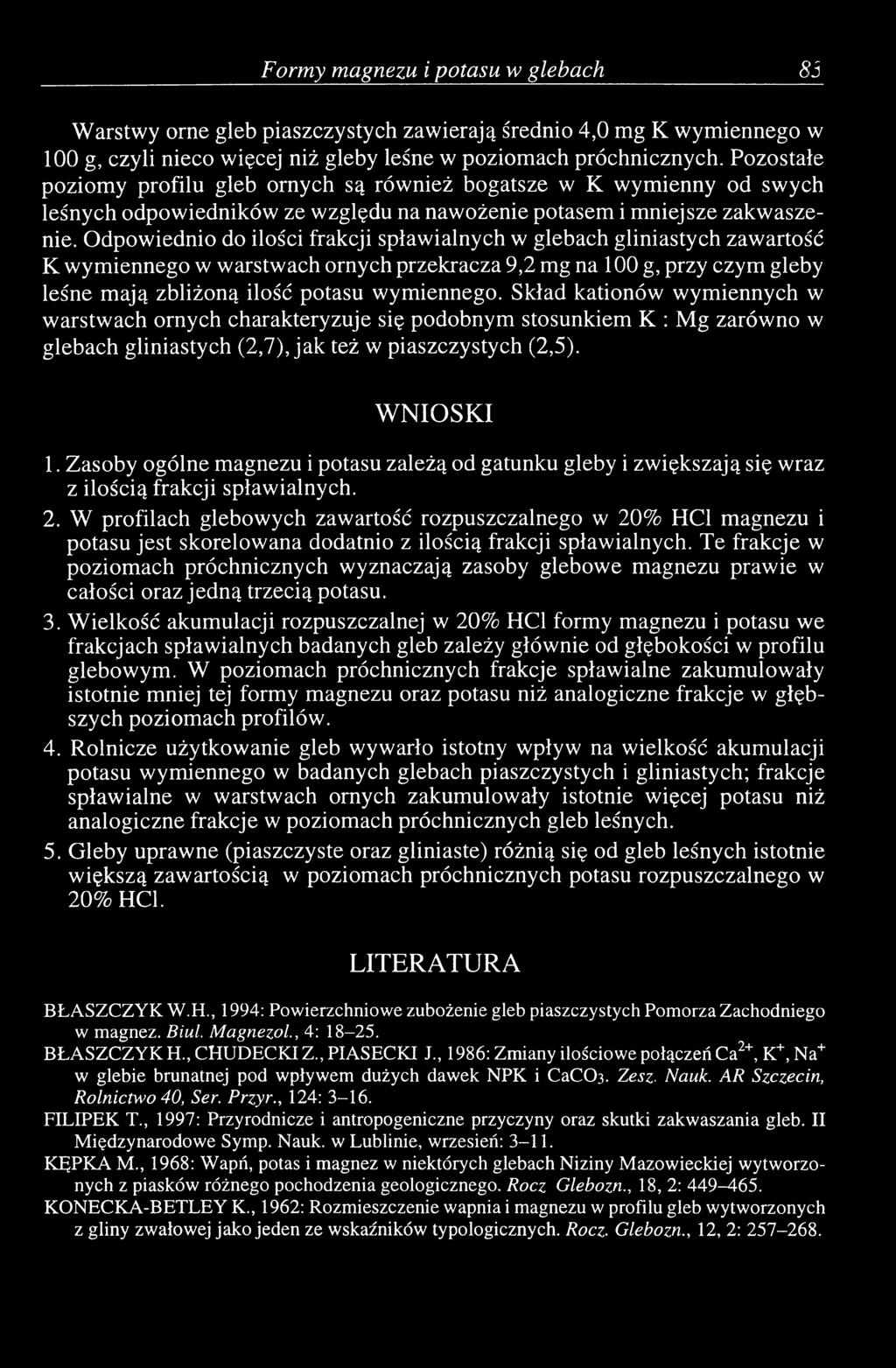 Odpowiednio do ilości frakcji spławialnych w glebach gliniastych zawartość К wymiennego w warstwach ornych przekracza 9,2 mg na 100 g, przy czym gleby leśne mają zbliżoną ilość potasu wymiennego.