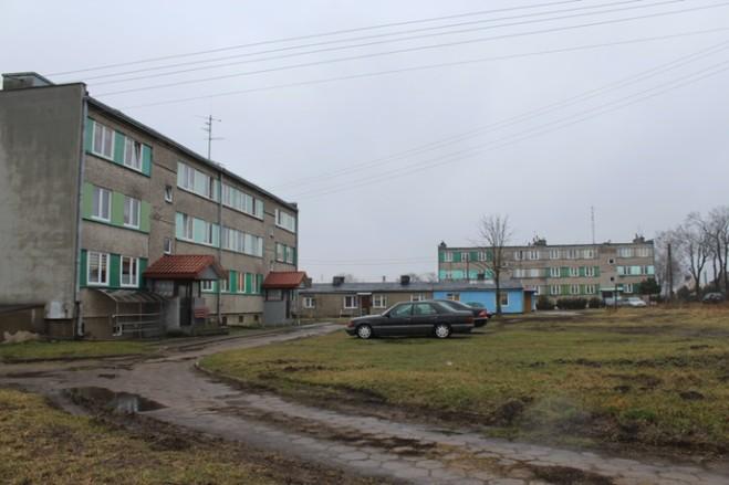 Brak miejsc parkingowych wokół rynku miejskiego, dworzec PKS bardzo zaniedbany- Wolne przestrzenie publiczne oraz nie spełnia żadnych funkcji poczekalni dla obiekty do zagospodarowania na cele