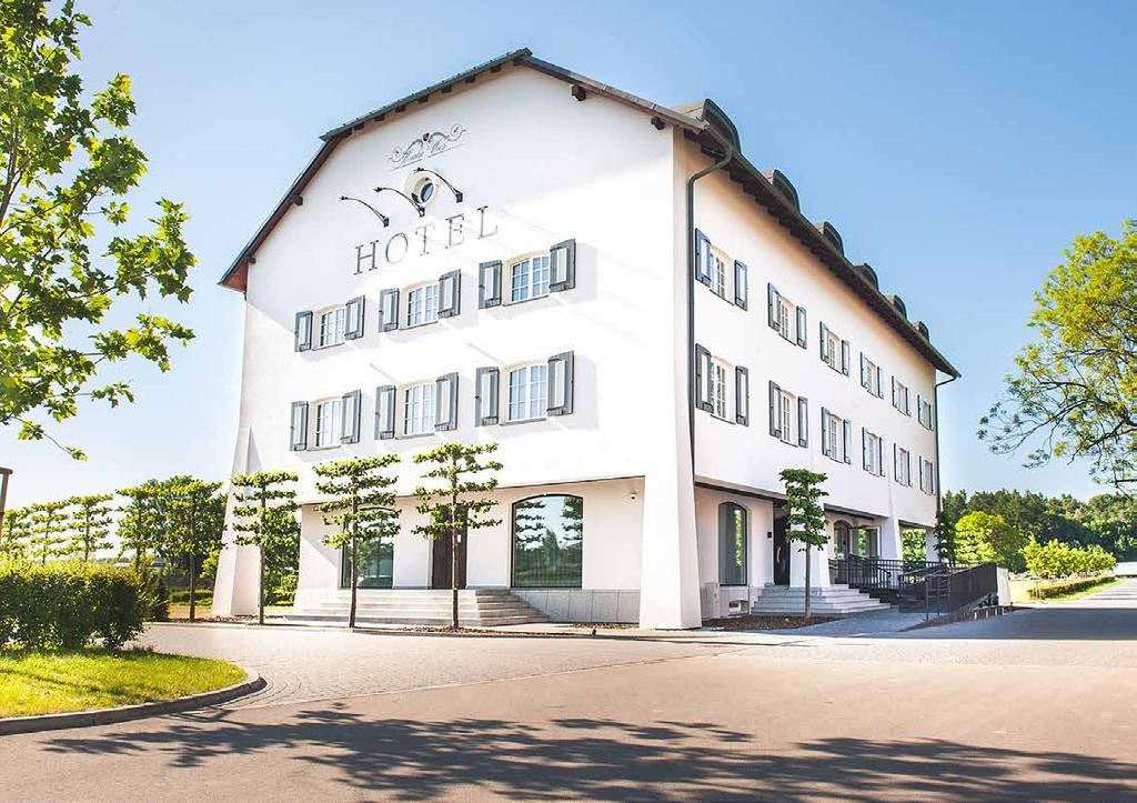 Nowa baza noclegowa dla ponad 120 osób w hotelu Czterogwiazdkowy hotel w Małej Wsi to kilka niezależnych, oddzielonych od siebie budynków.