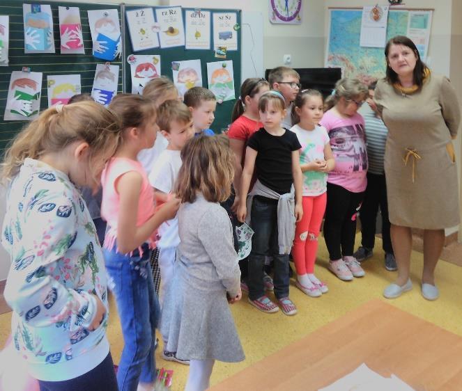 plastyczno-technicznej dla dzieci z zerówki. Podczas tej lekcji rozmawialiśmy o ulubionych książkach i wykonaliśmy pracę pt.