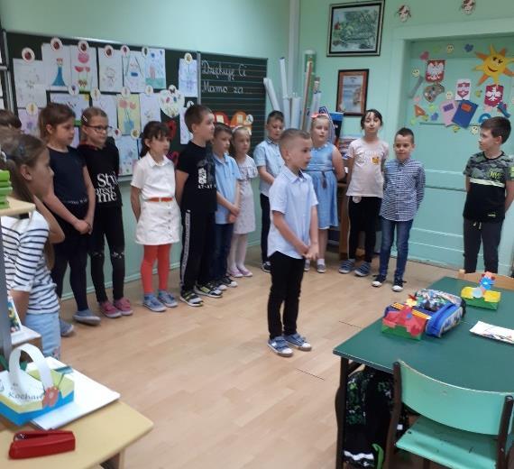 DZIĘKUJĘ CI MAMO! Dnia 27 maja 2019 r. w klasie II b odbyła się lekcja otwarta z plastyki dla rodziców.