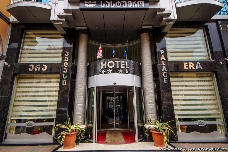 Opis hotelu Era Palace 4* BB: Położenie:Elegancki hotel położony w samym centrum Batumi, w otoczeniu licznych sklepów, barów i restauracji, oferuje wygodny pobyt w komfortowych warunkach.