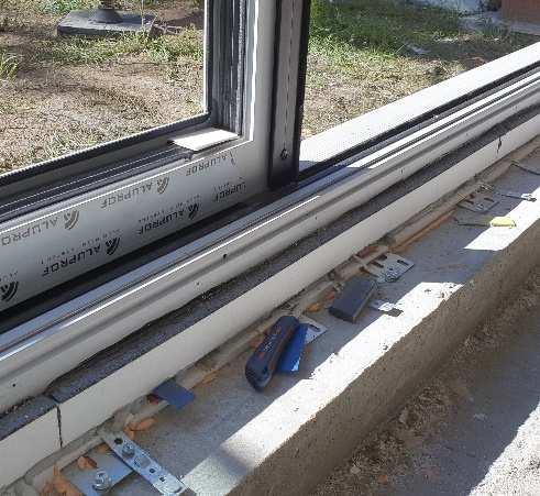 Nie należy stosować podkładek plastikowych pomiędzy warstwami styropianów wyrównujących, ponieważ podkładki