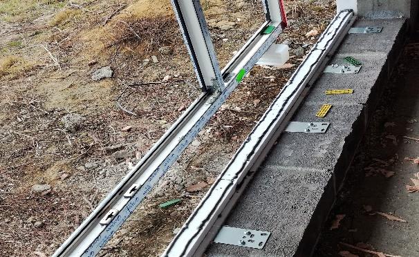 przy pomocy tarki do EPS), przykleimy belkę podprogową (BP) dociętą wcześniej na wymiar szerokość ościeża, za pomocą trzech ścieżek kleju-uszczelniacza hybrydowego.