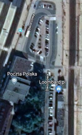 niewielkie punkty usługowo-handlowe zlokalizowane wzdłuż ulicy.