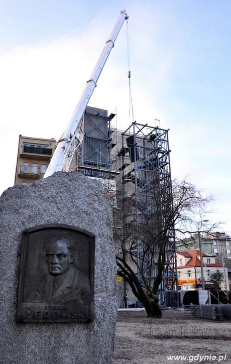 Gdynia Infobox nabrał kształtów Gdynia Infobox nabrał kształtów. Na placu budowy jest już 65 kontenerów, z których stworzono szkielet budynku.