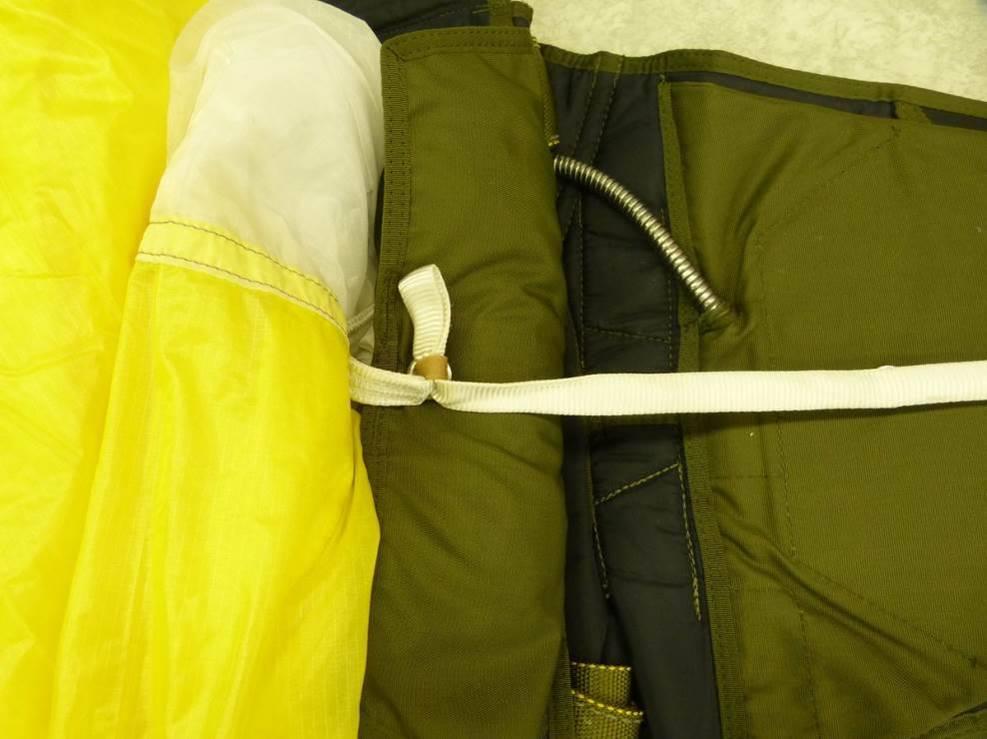 Gumkę zamocowaną do uszka lamówkowego w górnej części pokrowca