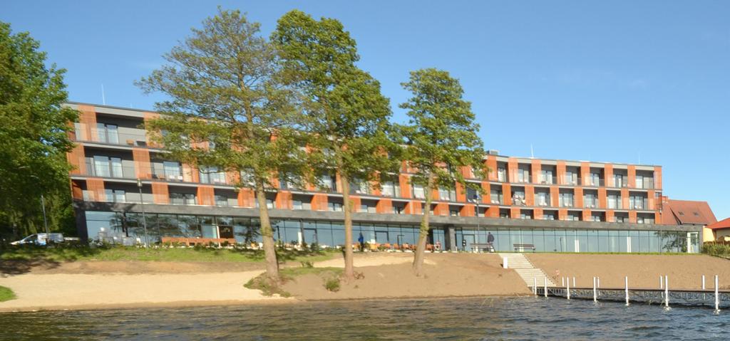 Obiekt jest idealnym połączeniem designu i przyrody, a dodatkowo zachwyca urzekającym widokiem na jezioro Charzykowskie, nowoczesną architekturą i innowacyjnymi rozwiązaniami.