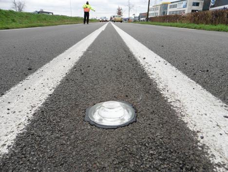 Linia segregacyjna W Holandii na wielu drogach prowincjonalnych odpowiednikach polskich dróg wojewódzkich gdzie dozwolona prędkość wynosi 80 km/h, a na środku jezdni widzimy podwójną linię